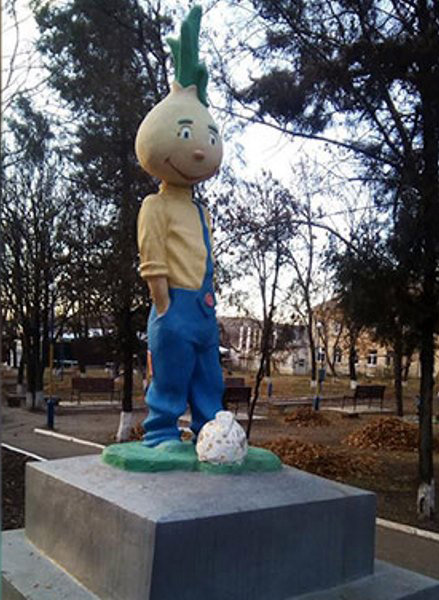 مجسمه لنین در اوکراین جای خود را به پیاز داد