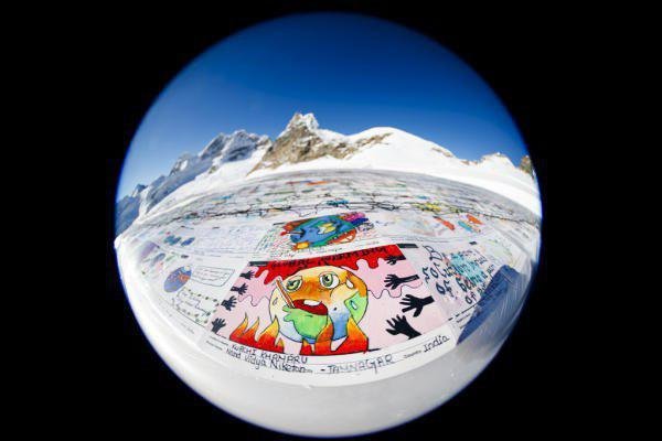 نمایش بزرگترین کارت پستال جهان در کوه‌های سوییس