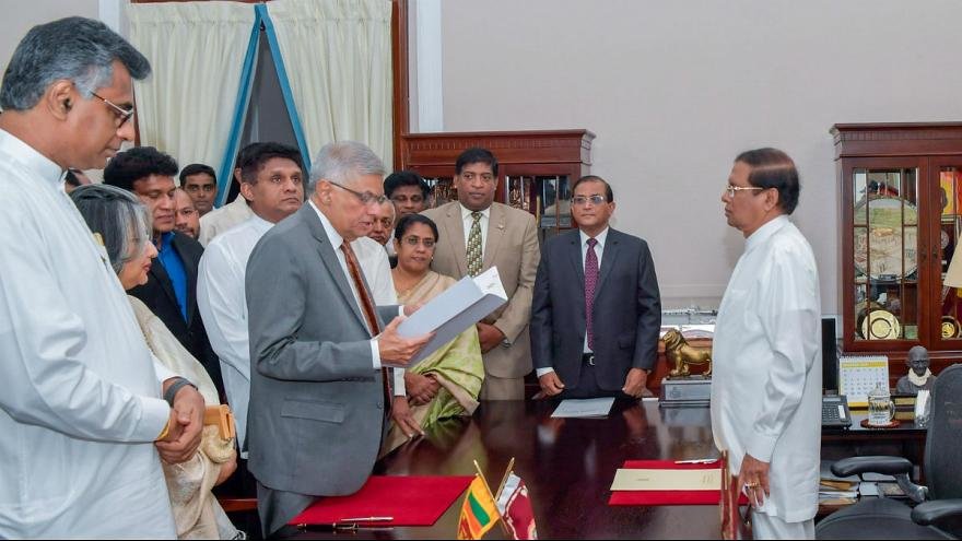 بازگشت نخست‌وزیر مخلوع به قدرت و پایان بحران خونبار در سریلانکا