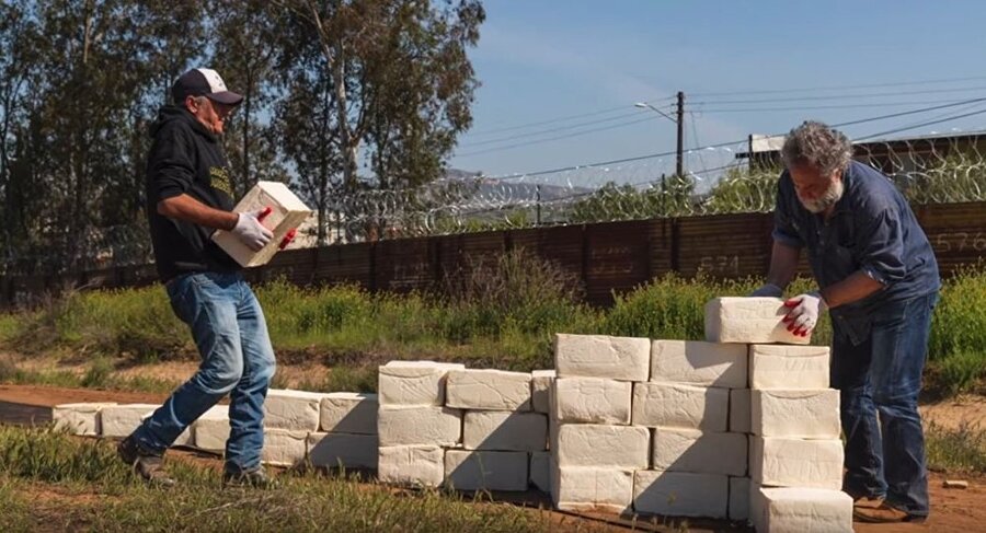 احداث دیوار پنیری در اعتراض به دیوار مرزی ترامپ+ تصاویر