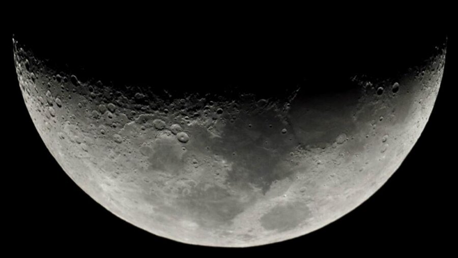 برخورد شهاب‌واره‌ها با کره ماه باعث فوران آب می‌شود