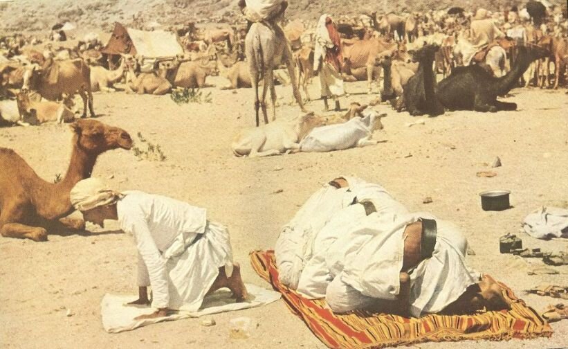 نماز در میان کاروان‌های مقیم صحرا برگزار می‌شد.