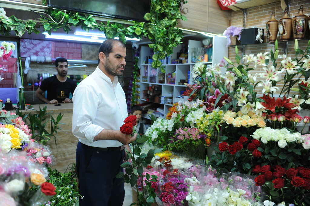 روزی که تمام گل فروشان گرانفروش میشوند ؛ گل در آستانه روز مادر چند شد؟ | قیمت انواع گل رز، مریم، نرگس، داوودی و ...
