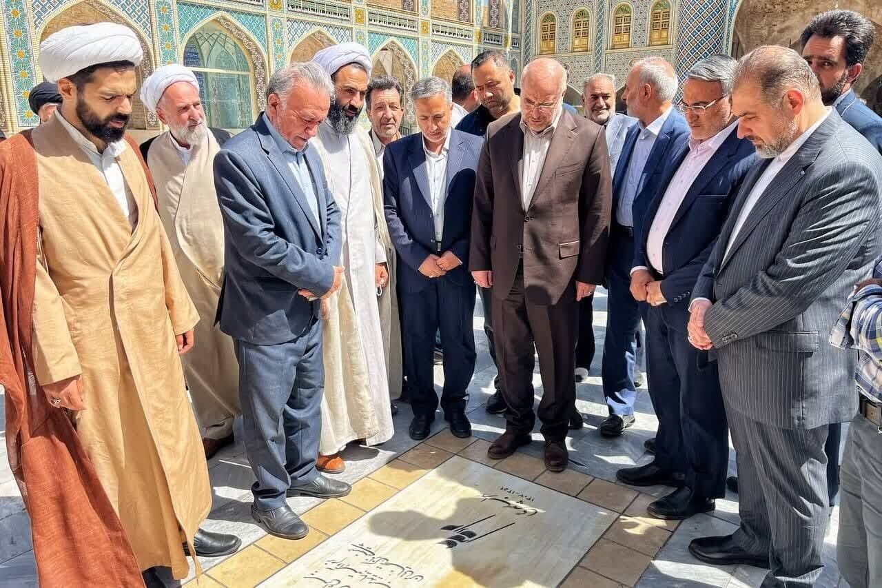 حضور قالیباف بر مزار شاعر مشهور معاصر + تصاویر قالیباف بر مزار سهراب سپهری