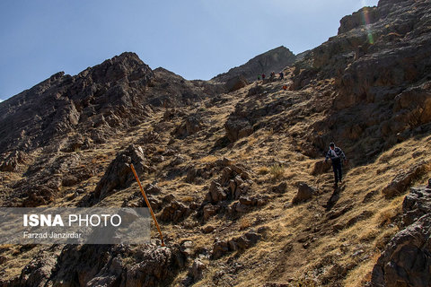مسیر برگشت کوهنوردان از قله «کول جنو» که با علامت‌هایی که توسط کوهنوردان اراکی نصب شده مشخص است.
