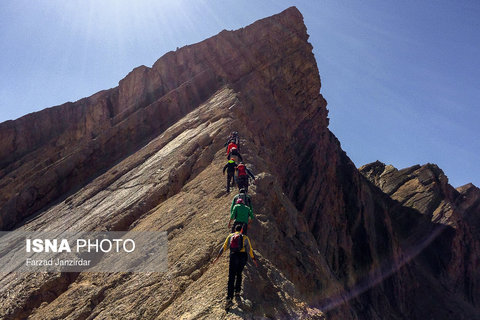 کوهنوردان برای صعود به قله «کول جنو» از مسیر فنی ملزم به حرکت برروی تیغه‌ها هستند.
