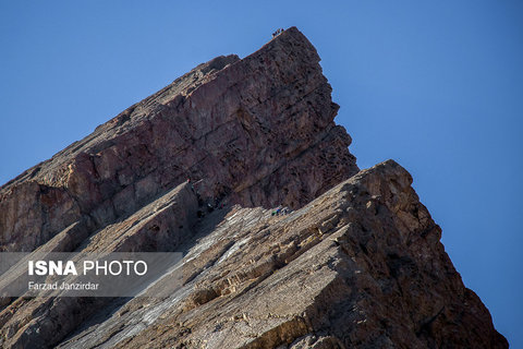 تیغه های «کول جنو» که کوهنوردان برای صعود باید بر آنها عبور کنند.   

