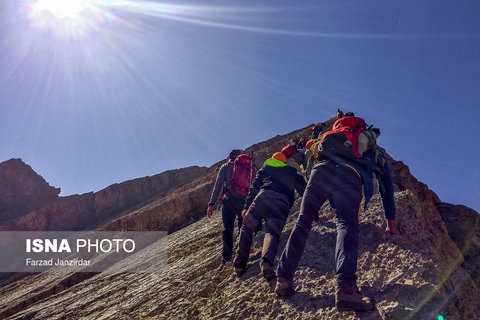 مسیر قله «کول جنو» از سمت دره هزار بهمن مسیری تیغه‌ای است که همین ویژگی این کوه را در زمره فنی‌ترین کوه های ایران قرار داده است.

