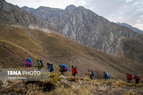 پیمایش مسیر تا پناهگاه ۳ الی۴ ساعت زمان می‌برد و در طول مسیر دو سمت کوهنوردان را کوه هایی با شیب های تند و صخره‌ای احاطه کرده است.
