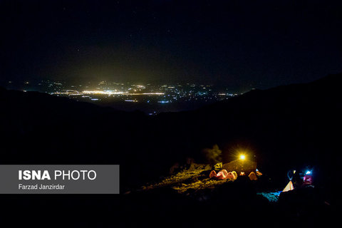 چشم انداز شهر «ازنا» از پناهگاه «کول جنو»، طولانی بودن مسیر مستلزم اقامت شبانه کوهنوردان در پناهگاهی که در ارتفاع 3028 متری مستقر شده است. 
