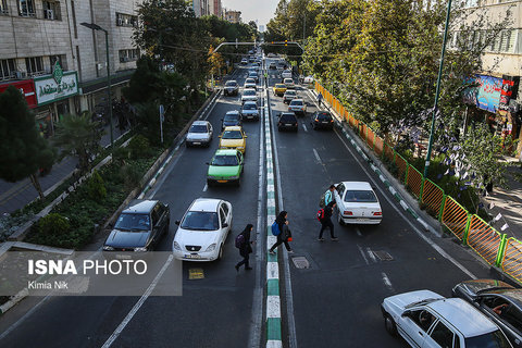 نمای خیابان گلبرگ غربی از میدان نبوت- خیابان گلبرگ خیابانی سرسبز و پردرخت است که به طول ۶ کیلومتر بین محله‌های تهرانپارس و نارمک و مجیدیه قرار دارد. 