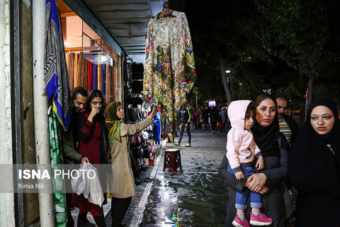 در خیابان آیت که یکی از خیابان‌های اصلی این محله است، تعداد زیادی لباس فروشی، مرکز خرید و رستوران قرار دارد که باعث شلوغی این منطقه شده است. 