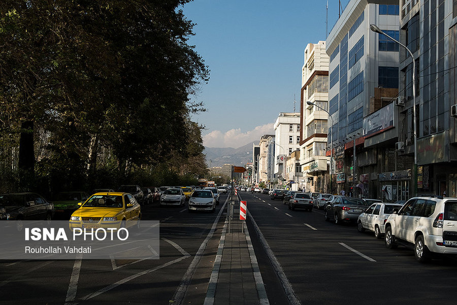 خیابان نفیسی در شرق شهرک اکباتان قرار دارد و این شهرک را از کوی بیمه جدا می‌کند.