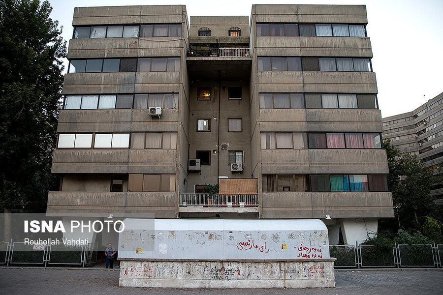 نمای یکی از ساختمان‌های فاز ۱ اکباتان که به‌واسطۀ برخی فیلم‌ها و سریال‌های تلویزیونی، چهره‌ای آشنا برای ایرانی‌ها دارد.