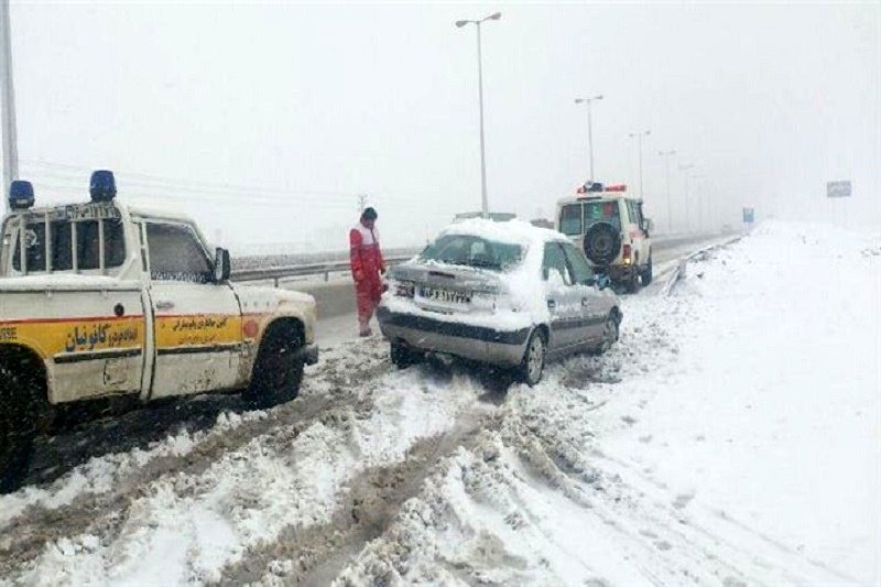 ارتفاع برف در گردنه زمزیران مهاباد به 70 سانتی متر رسید