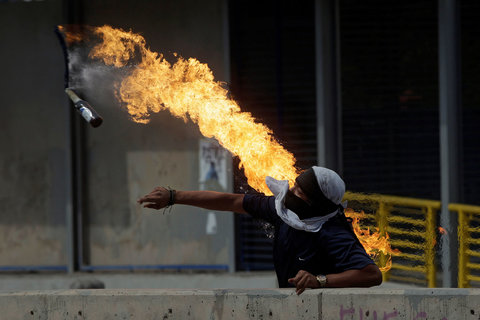 هندوراس - بمب آتش‌زای مخالفان