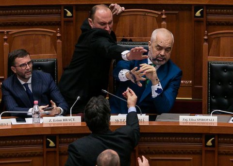 پارلمان آلبانی - مرکب‌پاشی علیه نخست وزیر