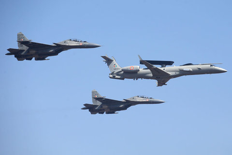هواپیمای سوخوی نیروی هوایی هند به همراه هواپیماهای جاگوار و LCA