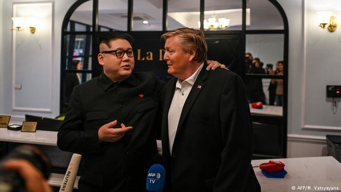 کیم جونگ اون قلابی در کنار دونالد ترامپ قلابی