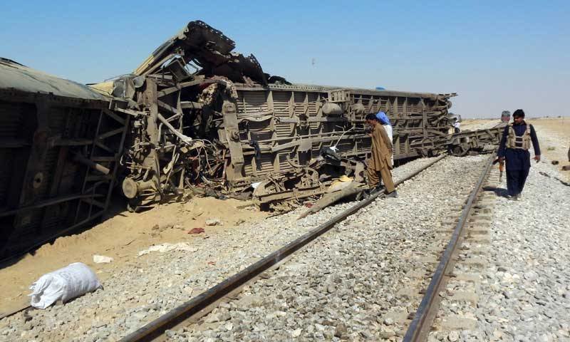 انفجار در پاکستان باعث خروج واگن های قطار مسافری از ریل شد