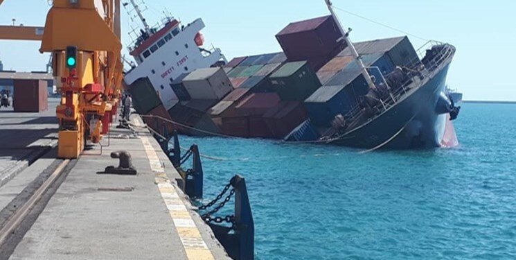 یک کشتی کانتینری در بندر شهید رجایی دچار سانحه شد/ نجات همه سرنشینان