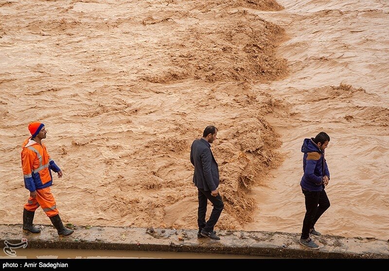 علت سیلاب شیراز مشخص شد؛ طغیان رودخانه آب زنگی و ریزش آب از ارتفاعات‌