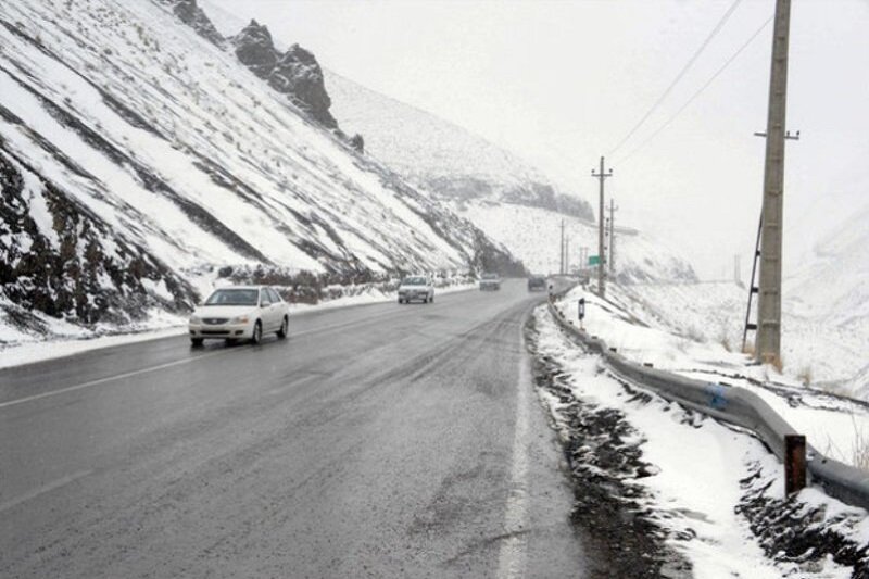 برف و باران، جاده های استان اصفهان را فرا گرفت