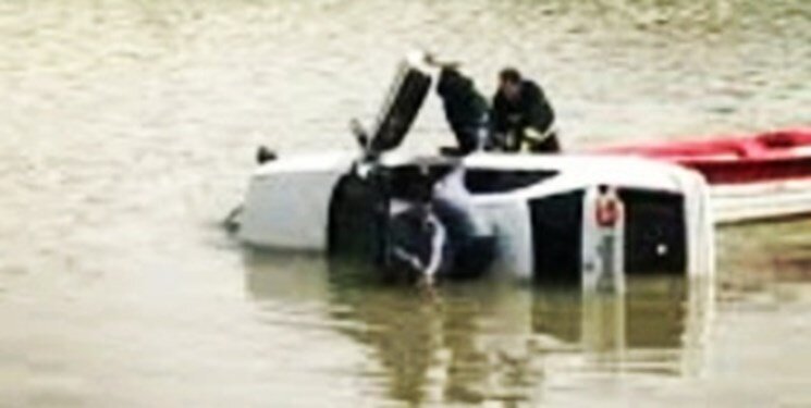 نجات جان سرنشینان خودروی غرق شده در رودخانه توسط پلیس در میانه+ عکس