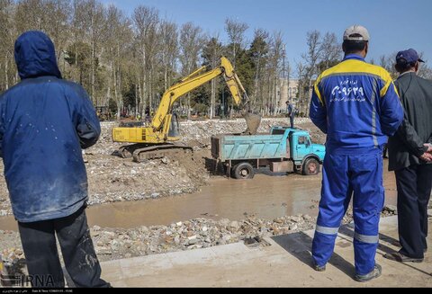 پاکسازی معابر شهری خرم آباد از خسارات سیل