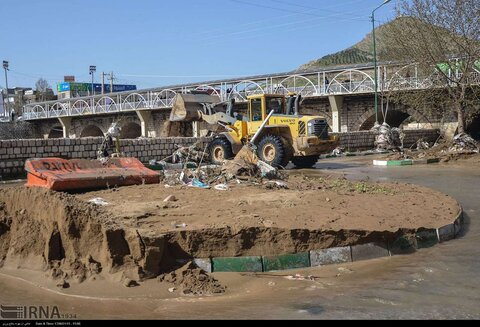 پاکسازی معابر شهری خرم آباد از خسارات سیل