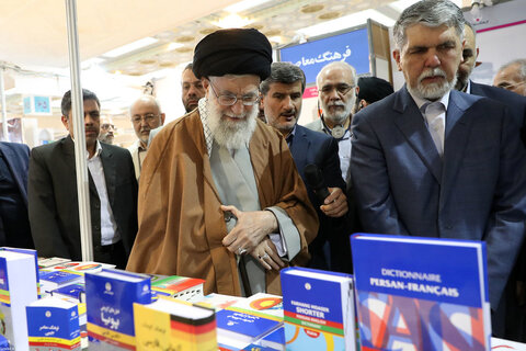 تصاویر | بازدید رهبر انقلاب از نمایشگاه کتاب تهران