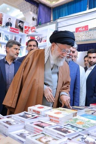 بازدید رهبر معظم انقلاب اسلامی از نمایشگاه کتاب تهران