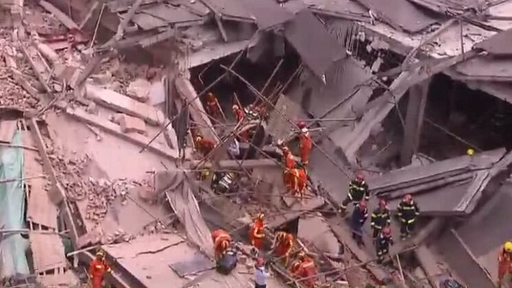سقوط ساختمان در "شانگهای" و گرفتار شدن ۲۰ نفر زیر آوار