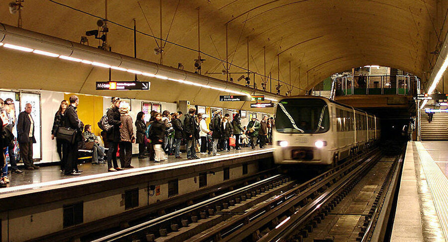 حبس شدن قطار مسافربری در تونلی در حومه پاریس