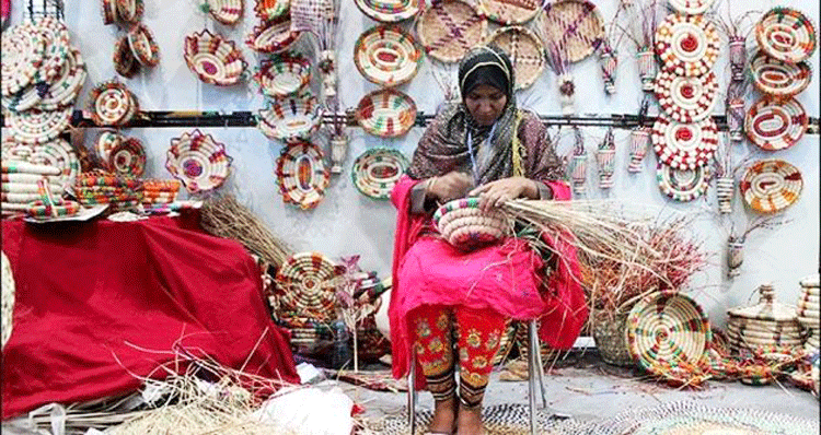 شهرستان حاجی‌آباد در اشتغال از طریق صنایع دستی