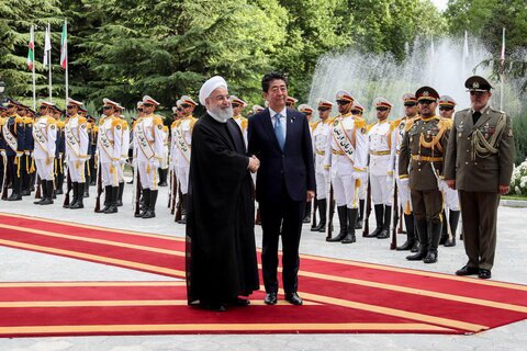 استقبال رسمی حسن روحانی از نخست وزیر ژاپن
