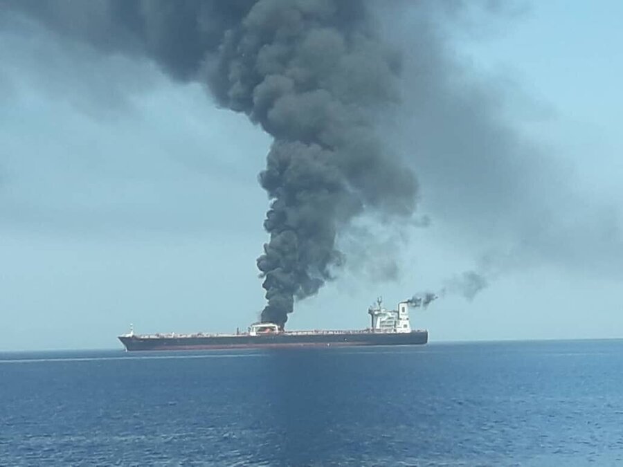 جزییات آتش سوزی نفتکش های خارجی و نجات ۴۴ دریانورد در آبهای عمان