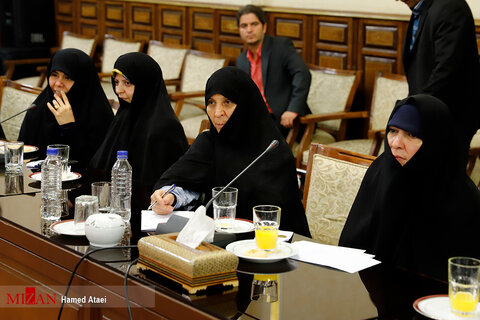 نشست هم اندیشی آیت الله رئیسی با صاحب نظران و نخبگان حوزه حقوق زنان