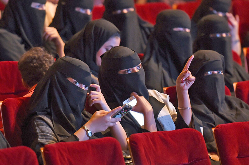 تماشاگران سينما در عربستان سعودي