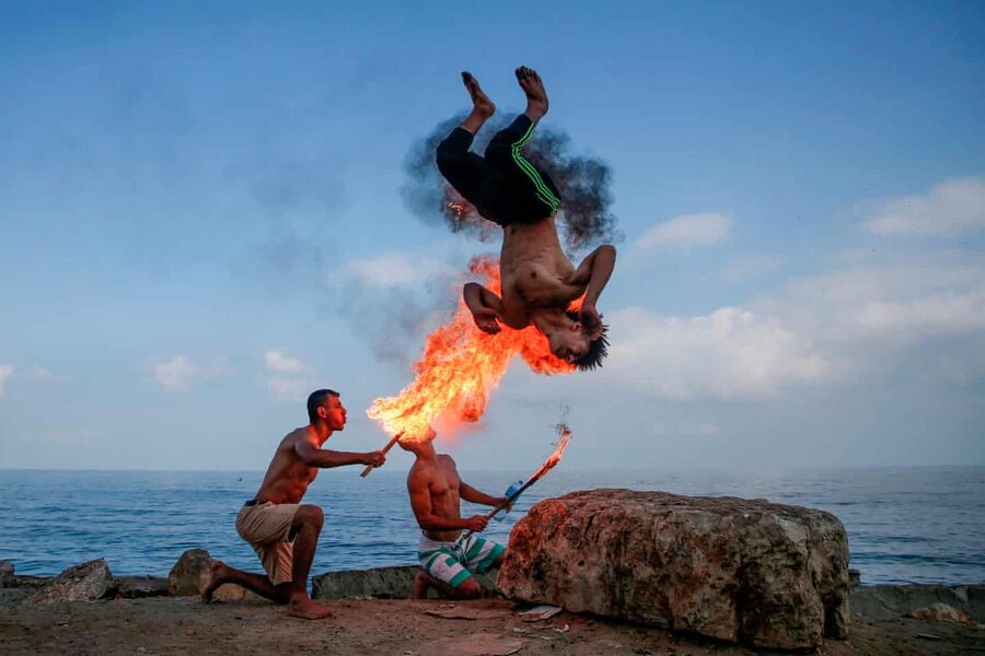 عکس روز: نفس آتشین fire breathing