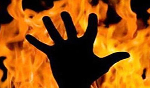 ویدئو | صحنه وحشتناک آتش زدن یک مرد در خانه‌اش - همشهری آنلاین