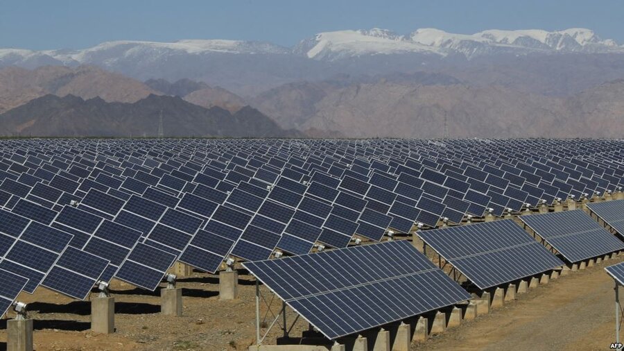 وزیر نیرو، نیروگاه خورشیدی ۱۰ مگاواتی فهرج یزد را افتتاح کرد