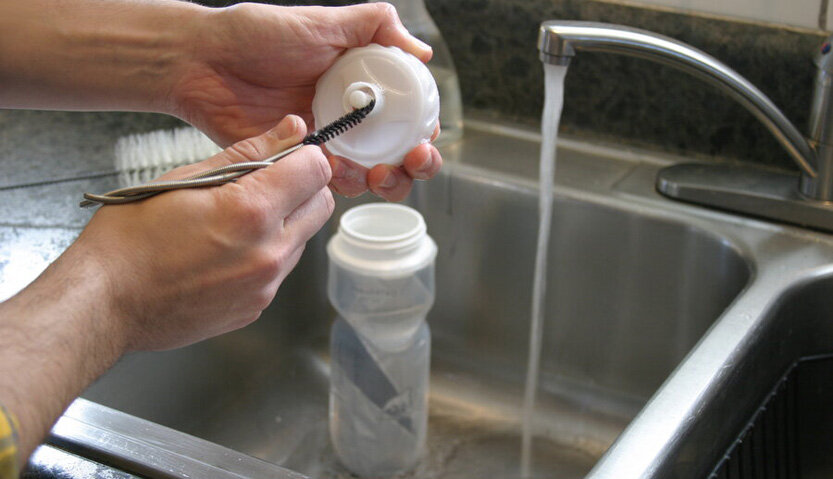ترفندهایی برای تمیز کردن بطری‌ آب | تعداد باورنکردنی باکتری‌های زنده در بطری‌ها