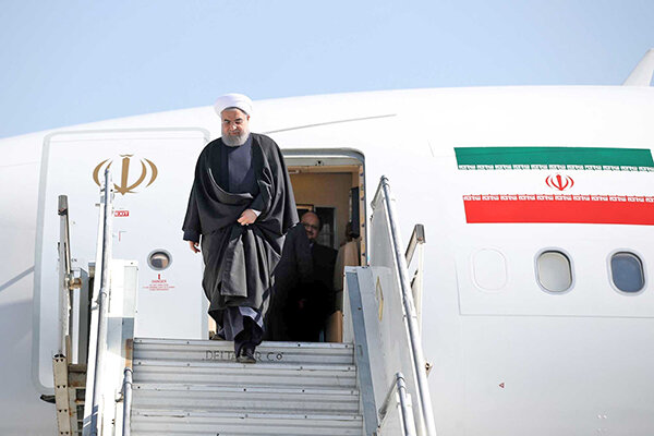 حسن روحاني در حال خروج از هواپيما