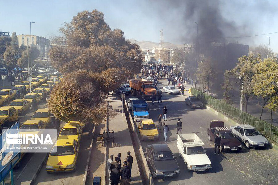 اعتراضات مردم به افزايش قيمت بنزين در هفت استان كشور
