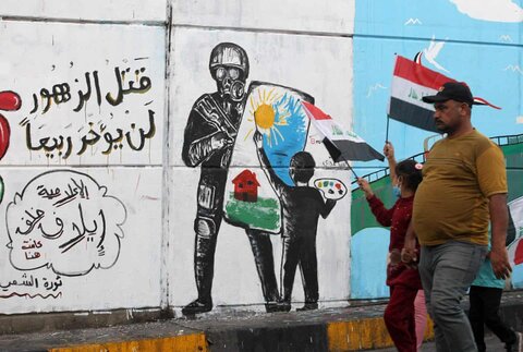 نقاشی دیواری با این شعارها: «کشتن گل‌ها بهار را عقب نمی‌اندازد» و «انقلاب مردم»