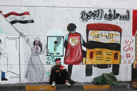 نقاشی دیواری یک زن جوان عراقی که راننده‌های توک‌توک (سه‌چرخه موتوری) را نشان می‌دهد که به تظاهرکنندگان کمک می‌کردند و کار آمبولانس یا نعش کش غیر رسمی را انجام می‌دادند.