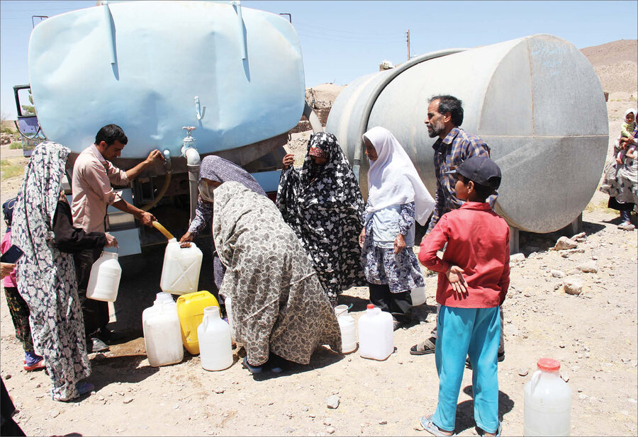 توزيع آب بين روستاييان