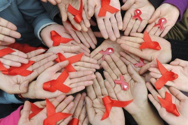 کاهش سن ابتلا به ویروس HIV در ایران | تنها 60 درصد مبتلایان به ایدز شناسایی شده اند | چرا HIV واکسن و درمان قطعی ندارد؟