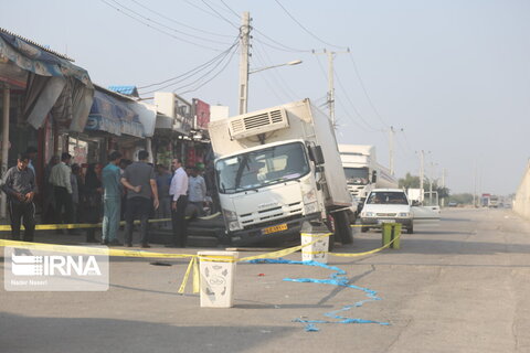 فرو رفتن یک کامیون در نزدیکی روستای حسنلنگی بندرعباس